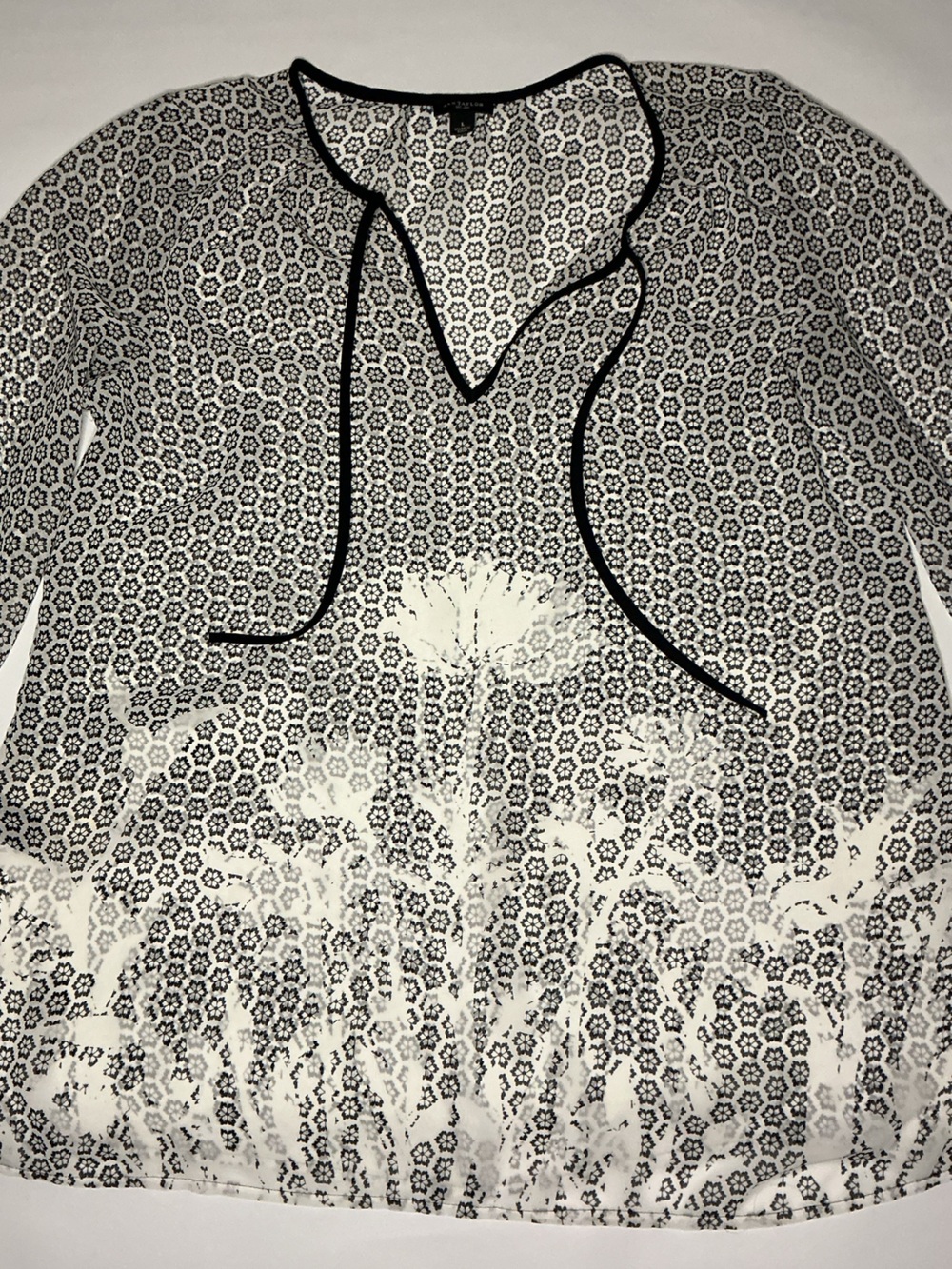 ANN TAYLOR Large Black & White Floral Geometric Blouse - Split Neck Top L